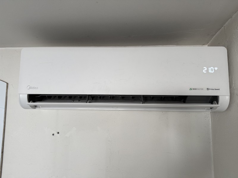 Installation de climatisation Midea Solstice 5 kW performante à Draguignan