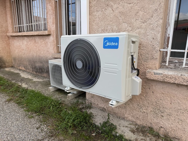 Installation de climatisation Midea Solstice 5 kW performante à Draguignan