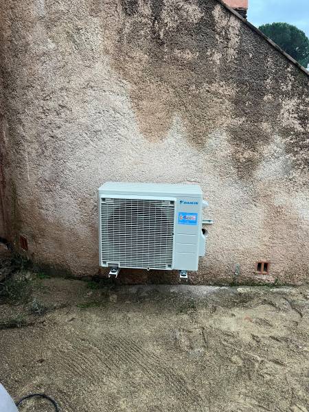 Unité extérieure de la climatisation Daikin 3,5 Kw installée à Puget Sur Argens