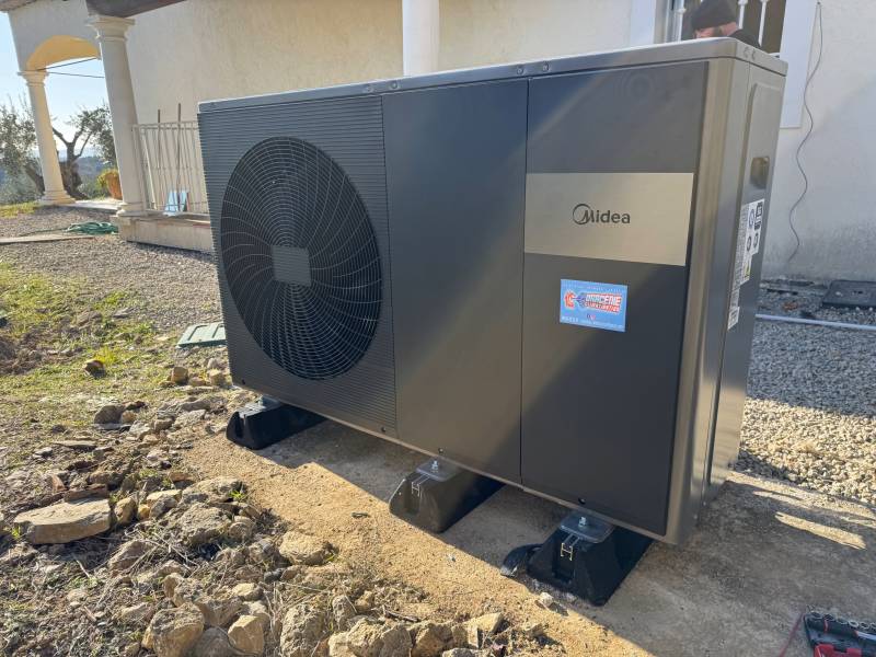 Technicien installant une pompe à chaleur Midea Monobloc 16 KW à Draguignan, garantissant une performance optimale.